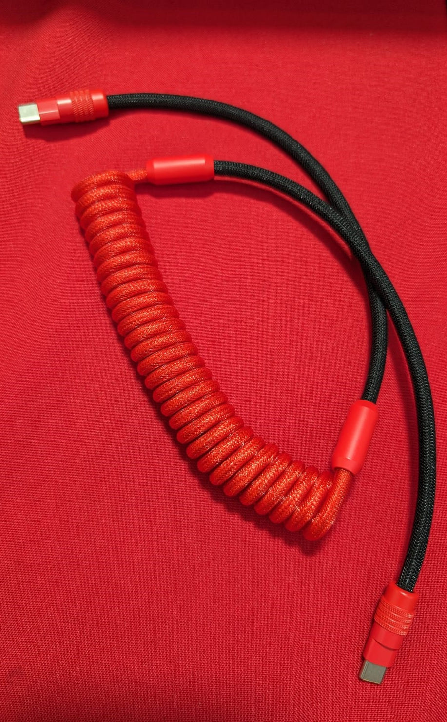 dazco© Smart Coiled Cable For Keyboards 1M  C-C (iPhone 15) Black & Red